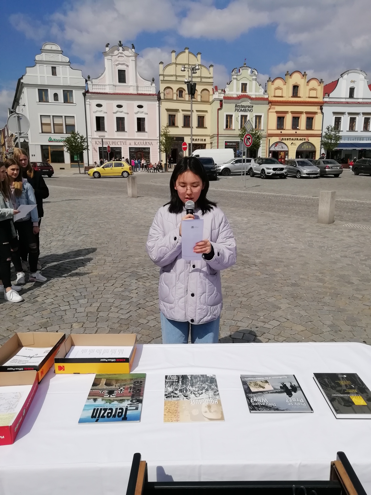Veřejného čtení jmen obětí holocaustu se zúčastnili také žáci ze Sadů